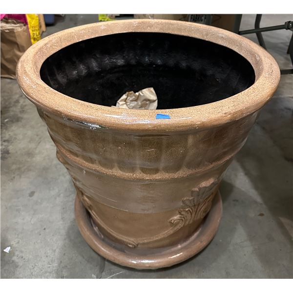 22.75in acanthus pot w/saucer