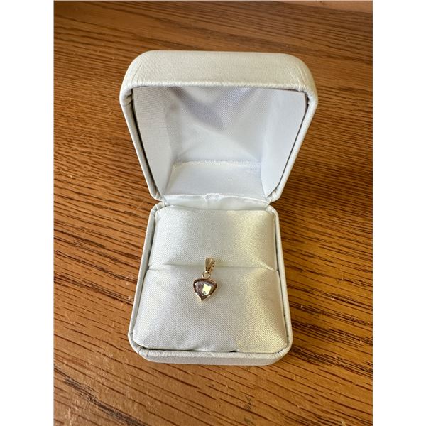 One bezel set pear-shaped cut diamond, measuring 6.15 x 6.40 x 4.03mm w/one stamped 14k yellow gold 