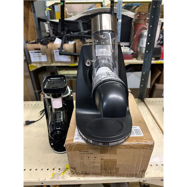 Group of 2 Brewsly slow juicers & AI cook juicer