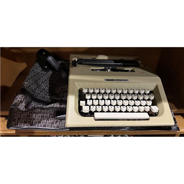 Olivetti Lettera 25 Typewriter w/case