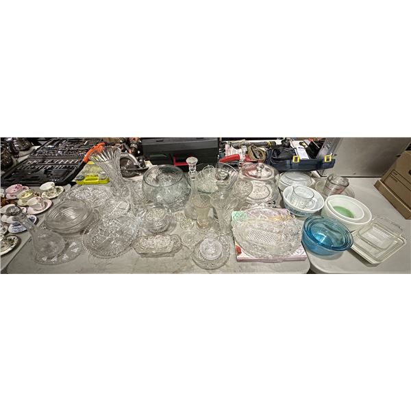 Table top of assorted glassware including - bowls, trays, vase, lids, etc... (approx 25 pieces)