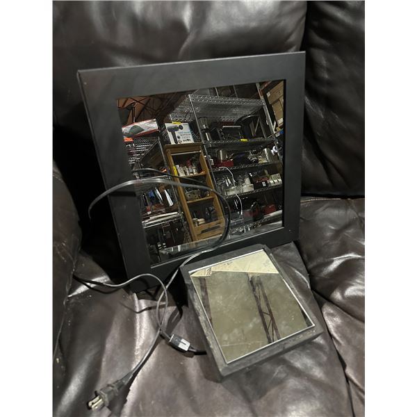 Group of two square mirrors