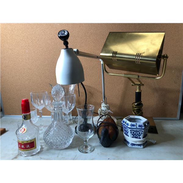 Group of assorted items - includes desk lamps / vintage chick hicks home decor lamp / wine glasses e