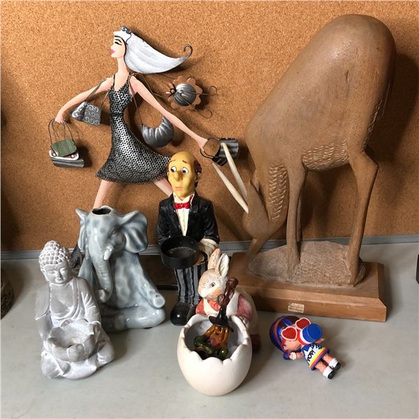 Group of assorted decorative items - includes James The Butler statue / hand carved wooden antelope 
