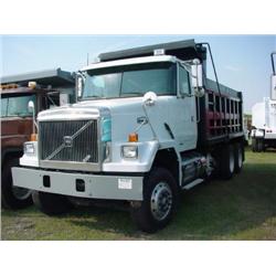 2000 VOLVO TRI-AXLE DUMP