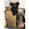 Image 1 : Large group of assorted bedding / clothing & bags