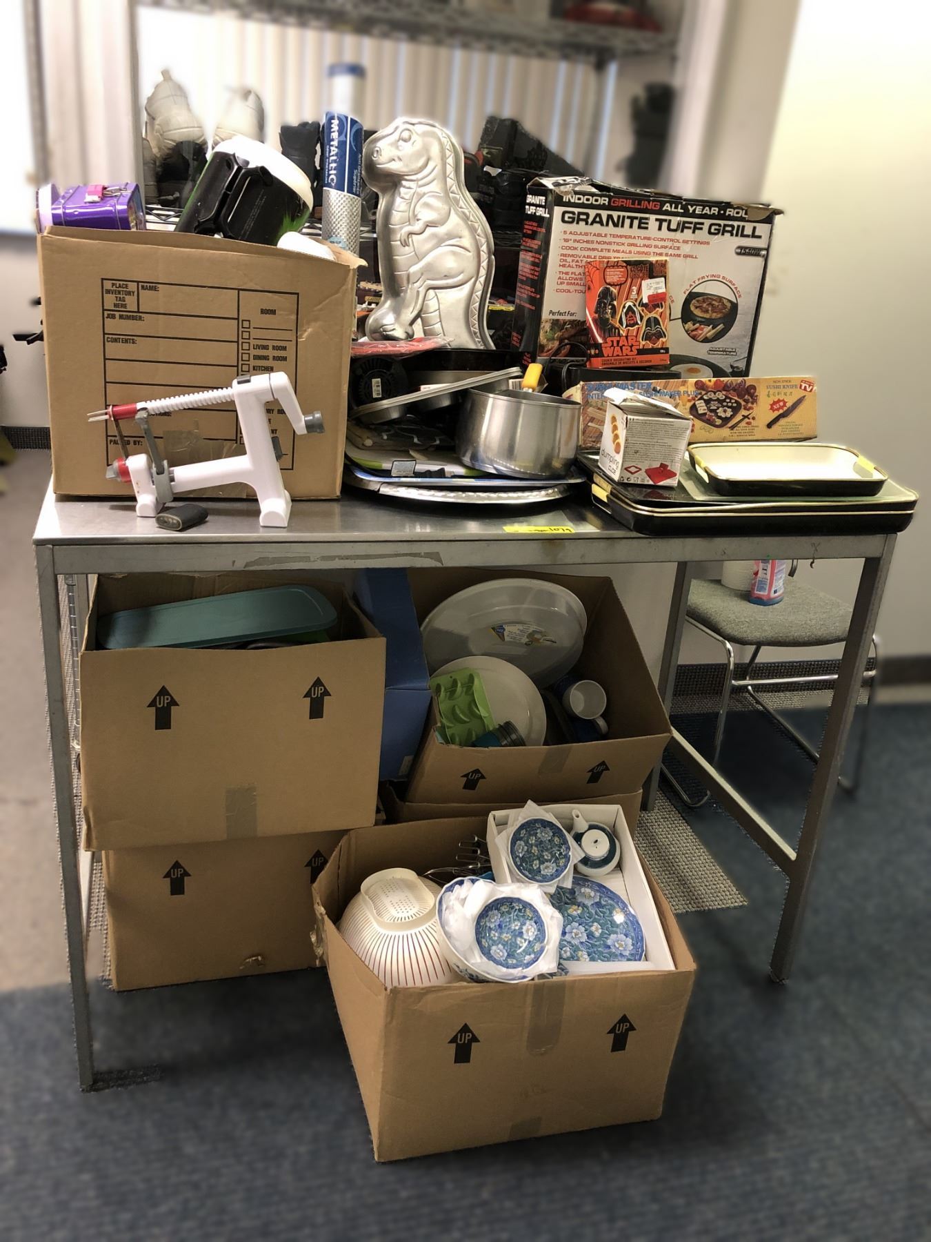 Large group of assorted kitchenware items - includes indoor granite ...