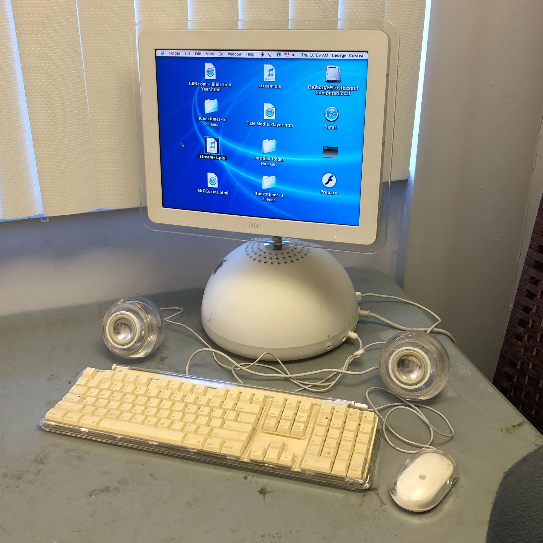 2004 iMac G4 computer - includes keyboard mouse & speakers