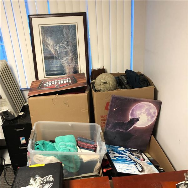 Large group of assorted misc items - includes wolf wall portraits / bedding / pig sculpture / hats e