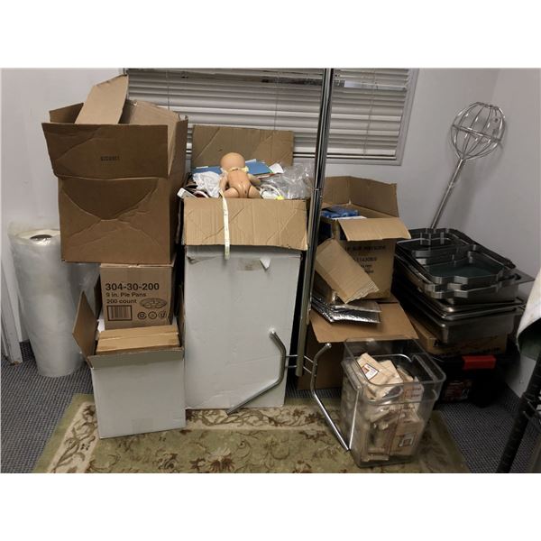 Large group of assorted misc items - includes pie pans / table foil lids / industrial pans etc