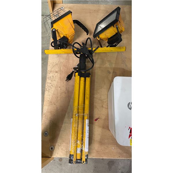 Set of 2 work lights w/ stand