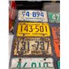 Image 2 : 11 Saskatchewan license plates - 2 pairs, 7 singles