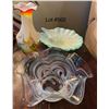Image 1 : 3 pieces of art glass, including one vase and two trinket type dishes