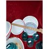 Image 5 : 7 pieces of vintage tin enamelware and 5 glass insulators (all have chips)