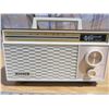 Image 2 : vintage Sanyo radio