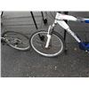 Image 4 : WHITE REVOLUTION BIKE