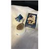 Image 1 : AGATE SLICE DISPLAY WITH NATURAL CITRINE AND EVERYDAY WITCH TAROT CARDS