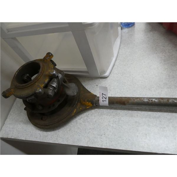 Hand held pipe threader