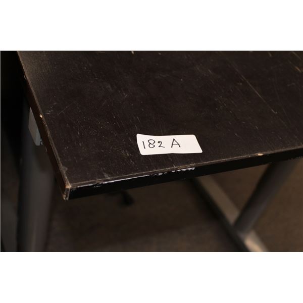 Adjustable table/desk