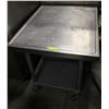 Image 1 : STAINLESS STEEL 30"X 24"X 26" EQUIPMENT TABLE ON