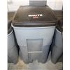 Image 1 : RUBBERMAID BRUTE 65 GAL TRASH BIN 22"X 32"X 45"