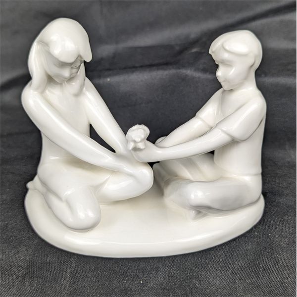 Royal Doulton Figurine  Gift of Friendship  HN 4446