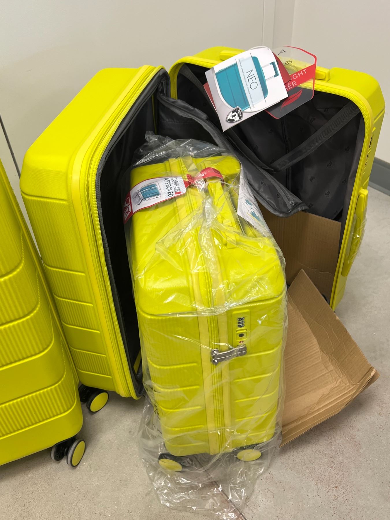 HEYS Neo 3Piece Hardside Spinner Luggage Set Look new with Tags, see