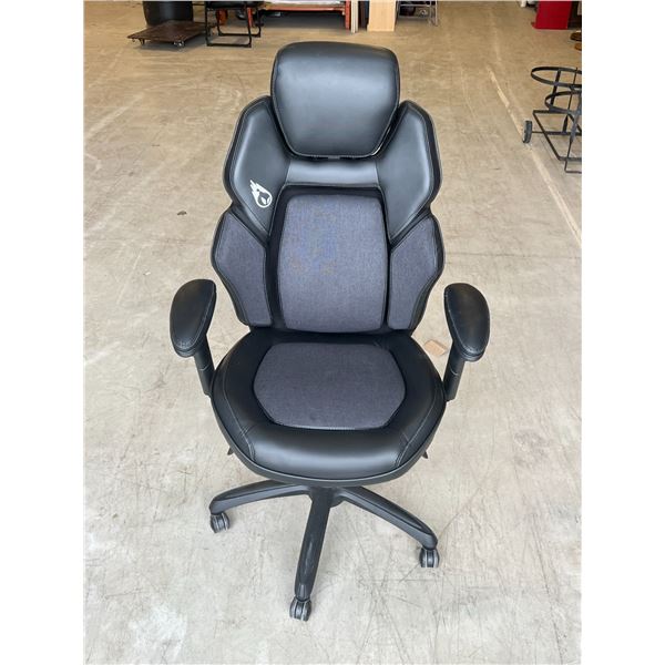 True Innovations Gaming Chair Looks fairly new, see all photos