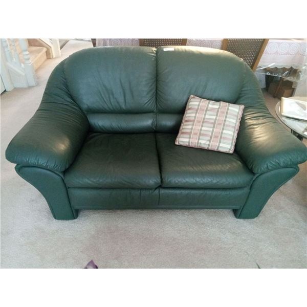 Forest Green Leather Couch From Finesse Furniture 61Wx34Dx32H