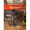 Image 3 : Honeywell 2-in-1 Floor Air Circulator Tech Force Power & Proctor Silex Iron