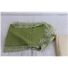 Image 7 : (5) Pieces of Cloth, (8) Green Cloth Napkins, Flower Granny Square, Doily