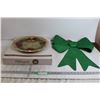 Image 1 : Pfaltzgraff Cardinal Wreath Round Glass Platter - 14 1/2", Glittery Green Bow Decoration