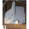 Image 1 : BOX WITH 50 WHITE HANGERS