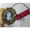 Image 1 : 13)  GOLD TONE GREY CAMEO BROOCH/PENDANT ON 18"