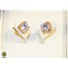 Image 1 : ESTATE VANDERBERGS SOLITAIRE EARRINGS IN