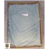 Image 1 : TABLE CLOTH (82"X60") & 6 NAPKINS