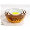 Image 1 : 3 STACKING VINTAGE PYREX BOWLS