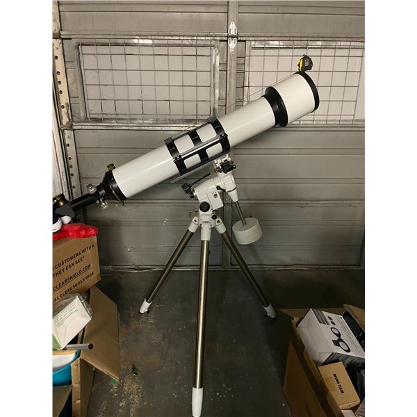 Professional astronomical telescope