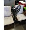 Image 3 : 2 FOLDING CHAIRS AND FLOOR FAN