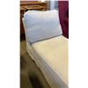 Image 2 : WHITE FABRIC CHAISE LOUNGER, GOOD CONDITION, REMOVABLE AND WASHABLE COVER