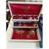 Image 2 : JEWELRY BOX WITH CONTENTS AND 7 BRACELETS