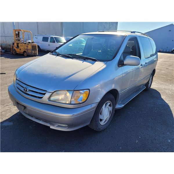 2001 Toyota Sienna LE