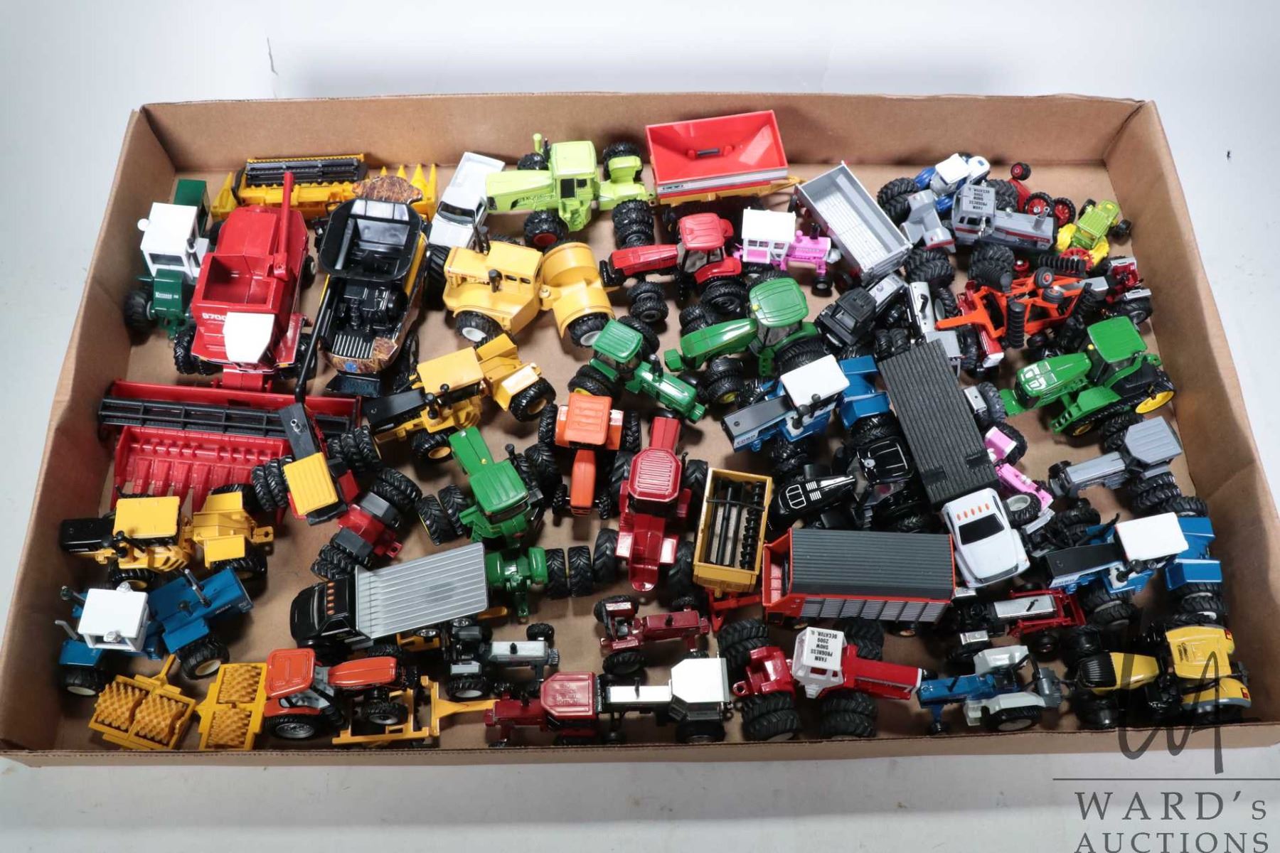 Ertl Collection Selection of diecast 1/64 scale Ertl and Toy Farmer farm tractors ...