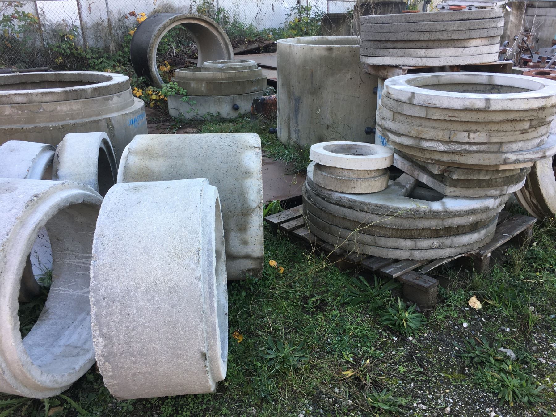 *H/T* ASSORTED PRE CAST CONCRETE MATERIALS INCLUDING RISERS, DONUTS ...