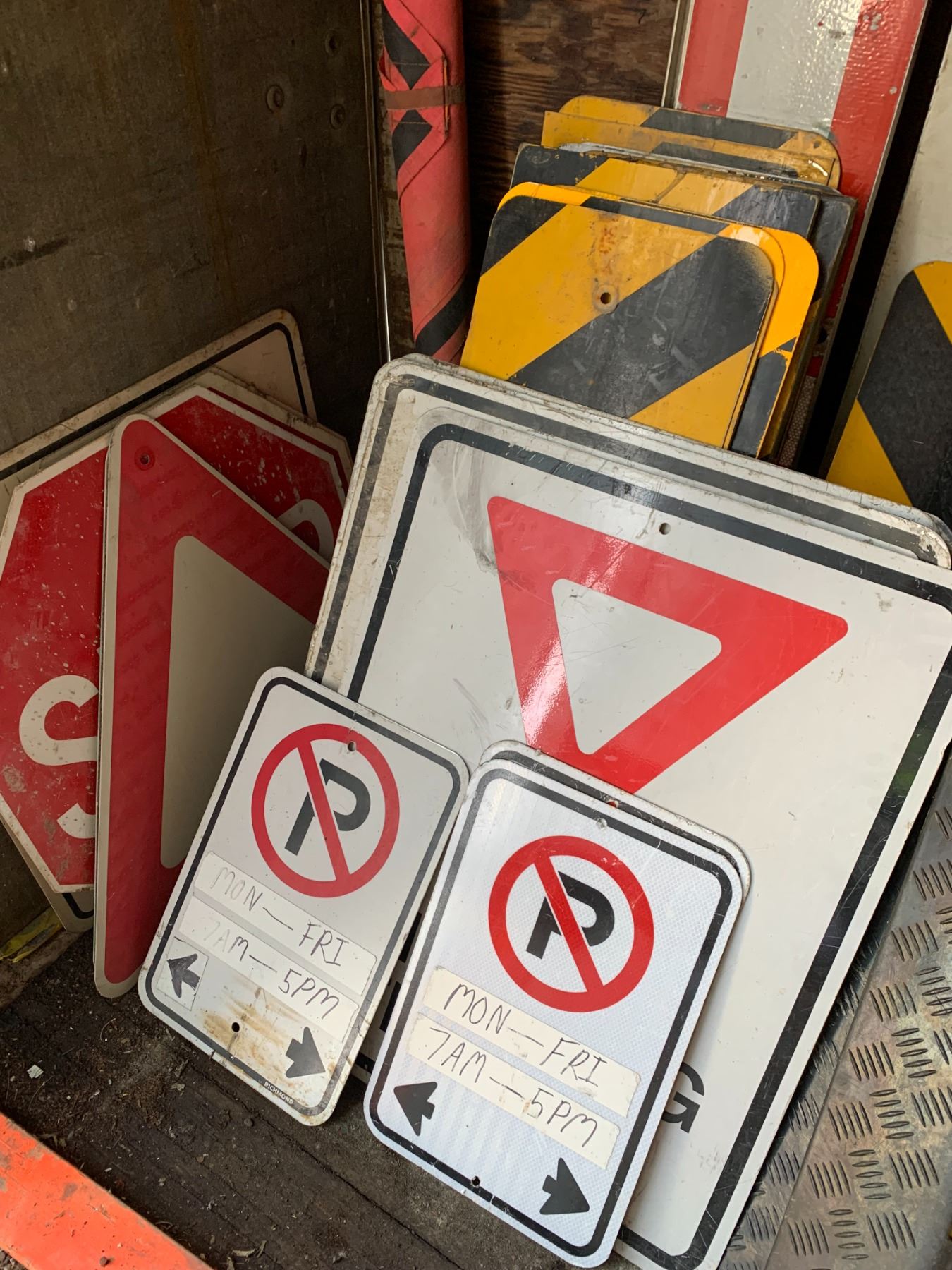 LARGE GROUP OF TRAFFIC CONTROL/ ROAD CONSTRUCTION SIGNAGE & STANDS