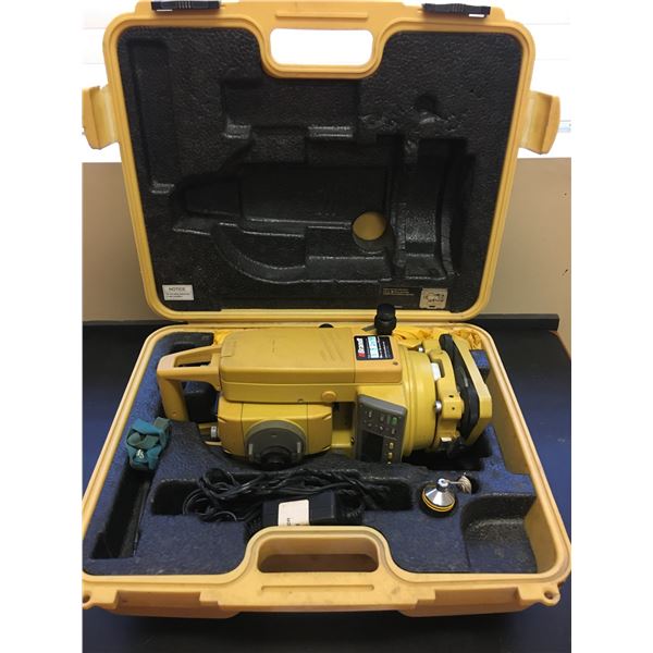 TOPCON GTS225 TOTAL STATION WITH HARDSHELL CASE