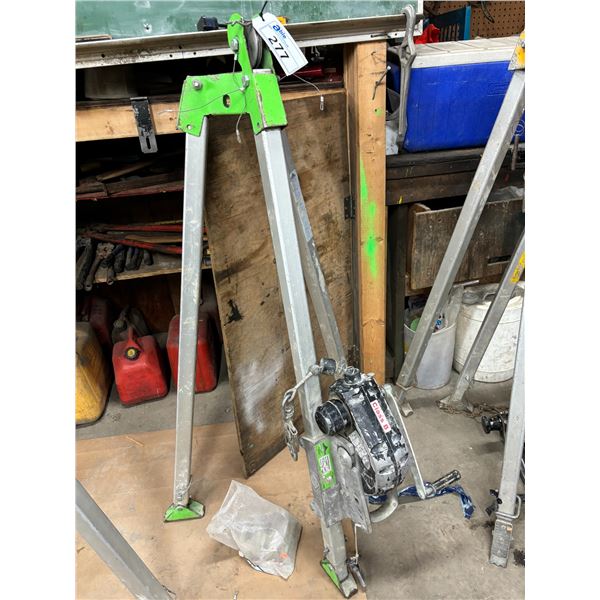 PEAKWORKS CONFINED SPACE TRIPOD MAN HOIST WITH RETRACTABLE SAFETY LINE