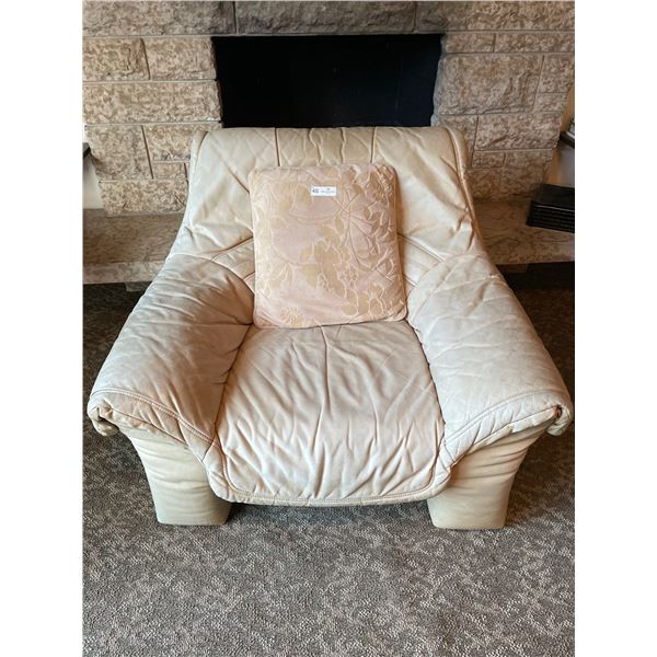 Creme Leather Chair With Throw Pillow 39Lx37Dx31H