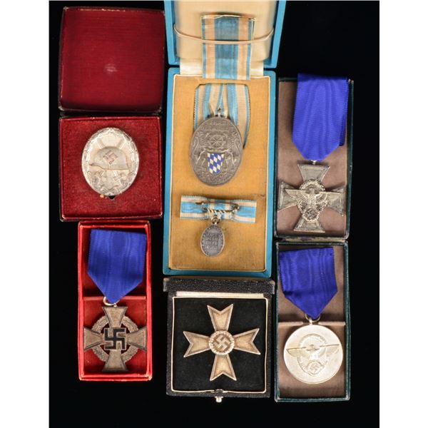 WWI & WWII GERMAN CASED MEDALS & BADGES.