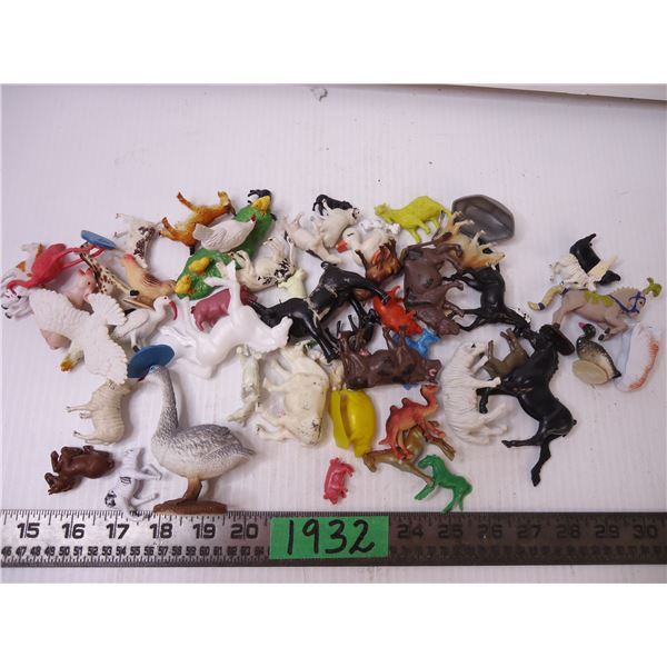 Lot of Assorted Plastic Animals